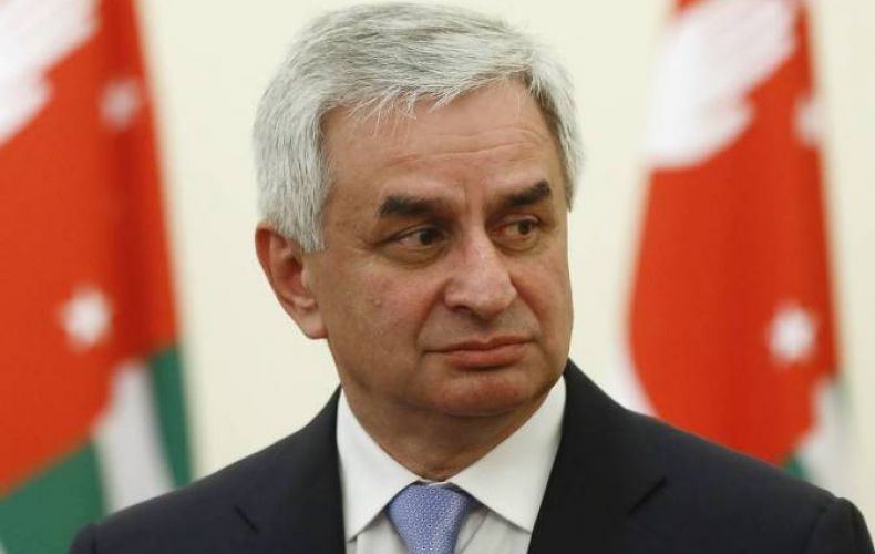 Парламент Абхазии принял отставку президента Рауля Хаджимбы