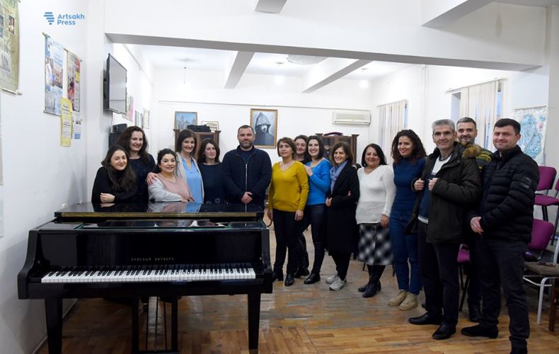 Арцахскому государственному хору подарили новое фортепиано