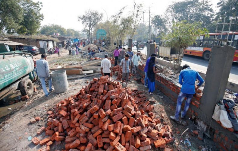 Հնդկաստանում Թրամփի այցին ընդառաջ քաղաքի ետնախորշերը թաքցնելու նպատակով հատուկ պատ են կառուցում 
