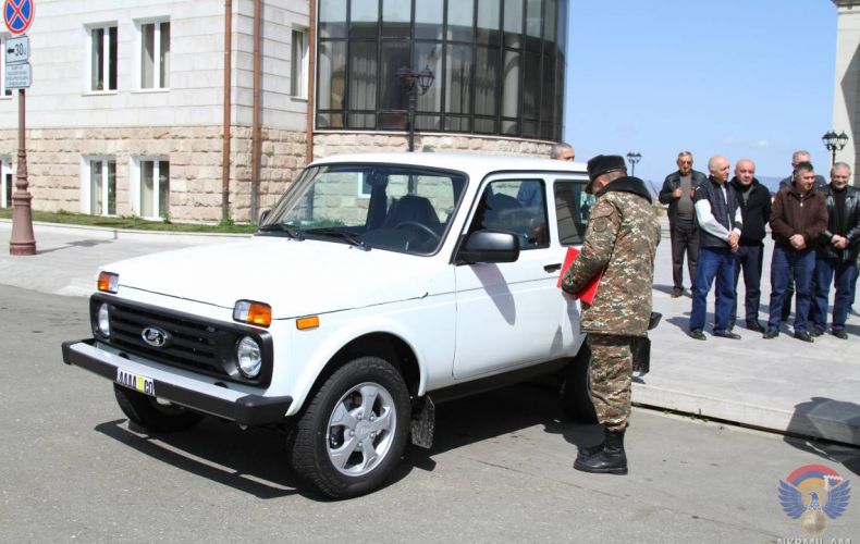 Արցախի ազատամարտիկների միությունը բանակին է նվիրել «Նիվա» մակնիշի մեքենա