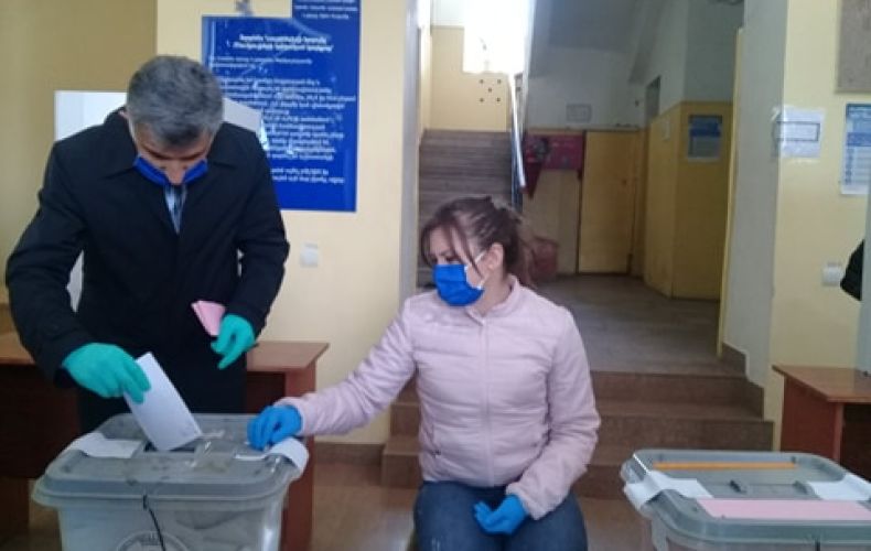 Давид Ишханян, кандидат от партии “Дашнакцутюн”, сегодня проголосовал на избирательном участке 1/24 в Степанакерте