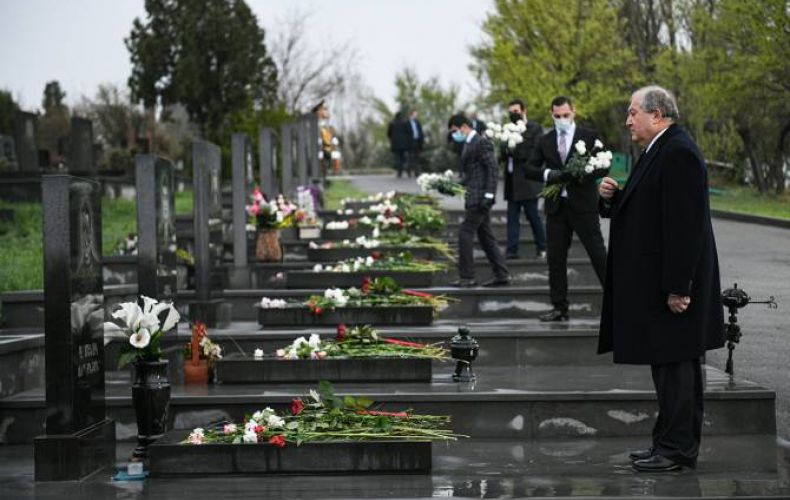 Армен Саркисян почтил память героев апрельской войны

