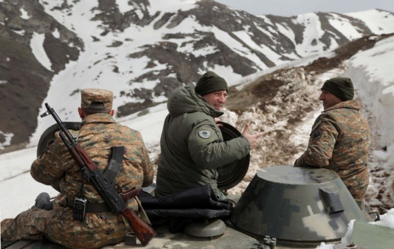 Министр обороны Армении посетил боевые посты на границе с Азербайджаном