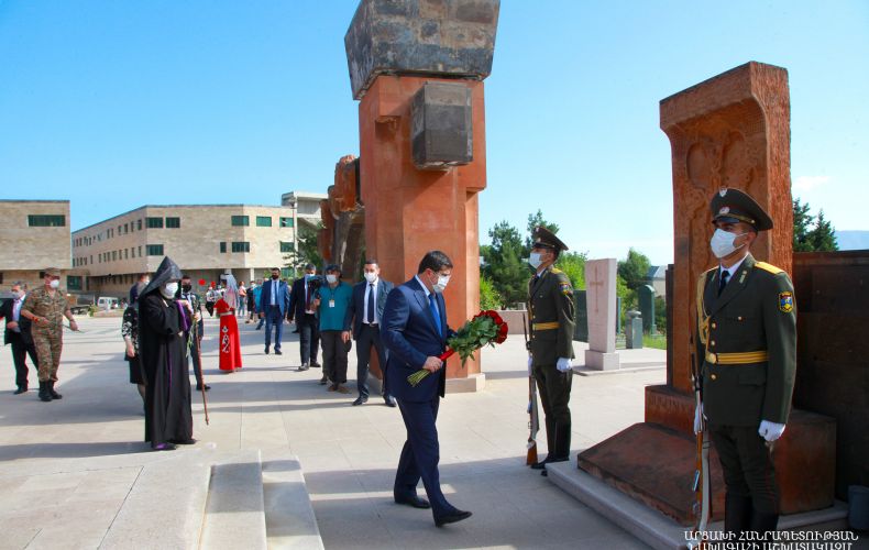 President Arayik Harutyunyan laid flowers on the monument of missing in action freedom fighters