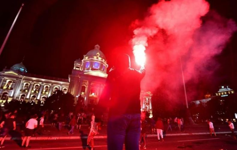 В Сербии протестующие из-за мер против COVID-19 прорвались в парламент