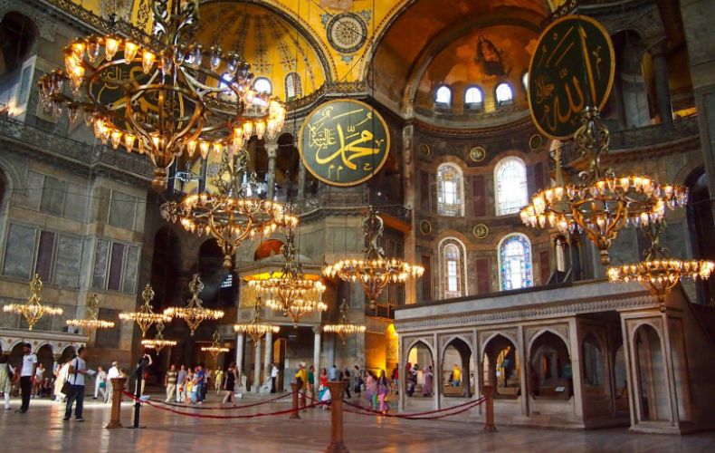 Турецкие власти собираются на время намаза в соборе Святой Софии скрывать христианские мозаики и фрески