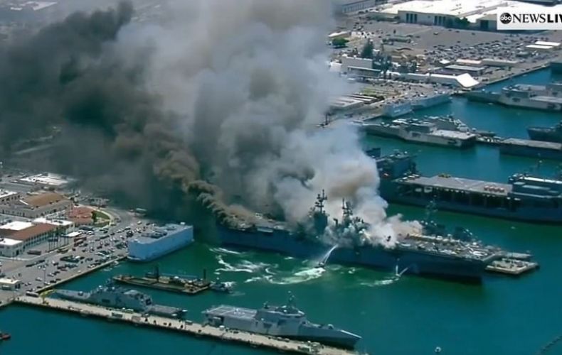 Взрыв и пожар на военном корабле США 