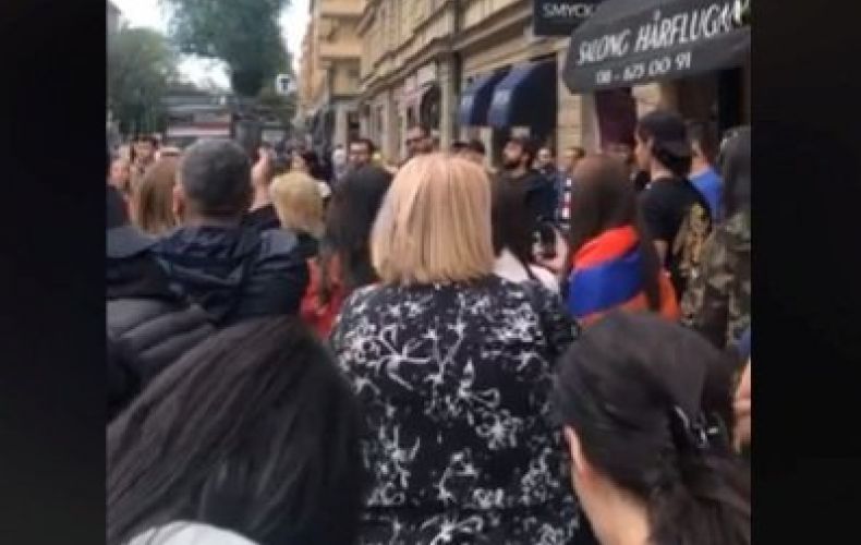Армяне собрались возле посольства в Швеции в знак поддержки армии