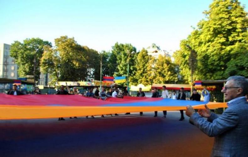 В украинском городе Полтава местные армяне пронесли 30-метровый флаг Армении