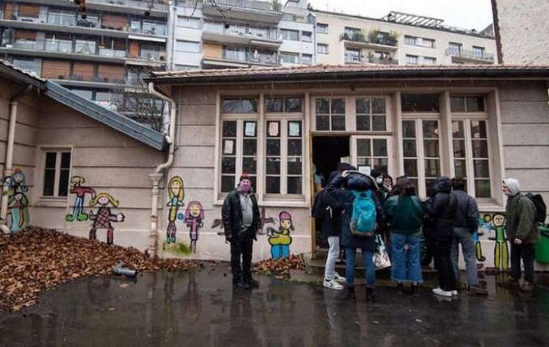 Փարիզում մոտ 300 ներգաղթյալ «գրավել» է մանկապարտեզի շենքը՝ իշխանություններից պահանջելով ապաստան տրամադրել (լուսանկարներ)

