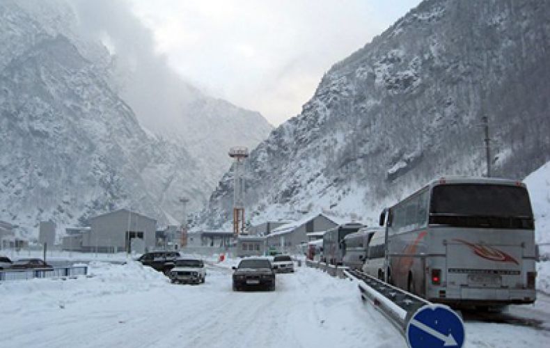 Լարսի ճանապարհը բաց է բոլոր մեքենաների համար. ռուսական կողմում կա մոտ 500 կուտակված բեռնատար