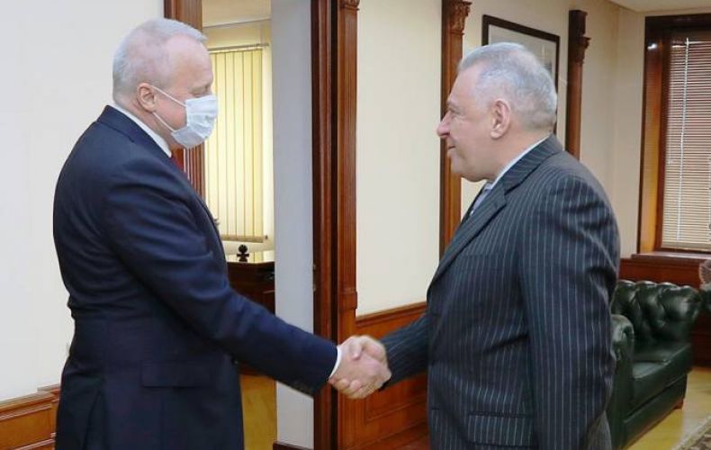 Russian Ambassador visits Armenia’s defense ministry on Army Day