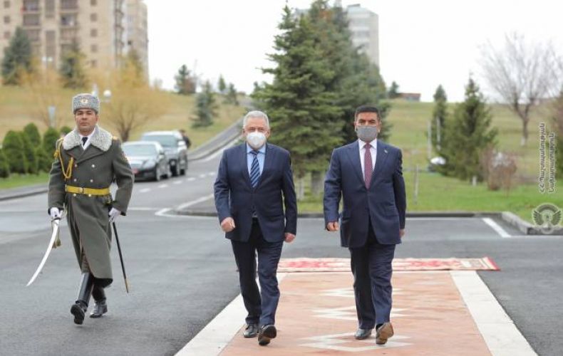 Armenian, Iraqi defense ministers discuss bilateral cooperation prospects in Yerevan