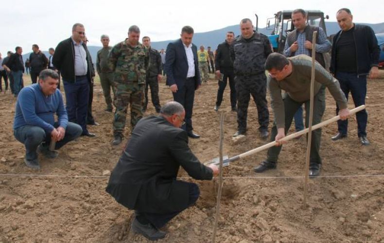 Араик Арутюнян принял участие в начале посадки деревьев нового сада в Нахиджеванике