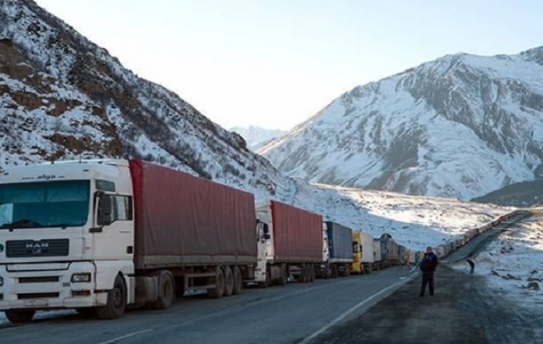 На российской стороне границы Ларса скопилось около 420 грузовиков