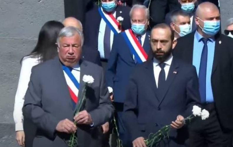 Председатель Сената Франции возложил цветы к вечному огню Мемориала геноцида