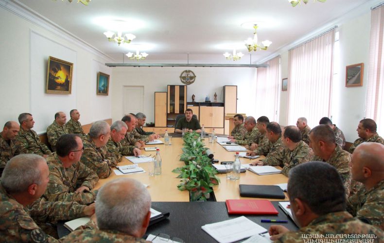 Президент Арутюнян провел совещание с высшим командным составом Армии обороны