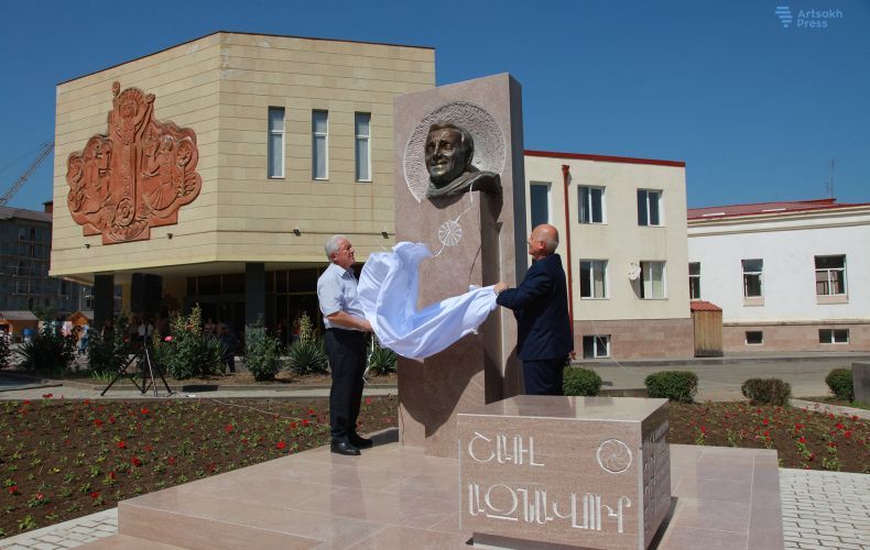 Сын Шарля Азнавура поблагодарил за открытие бюста отца в Степанакерте