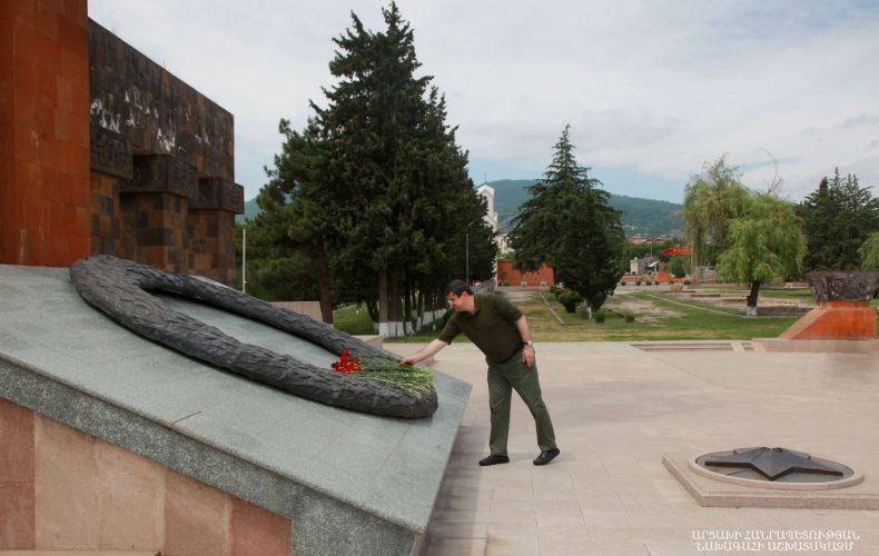 Президент Арутюнян отдал дань уважения у Степанакертского городского мемориала и танка-памятника Шуши