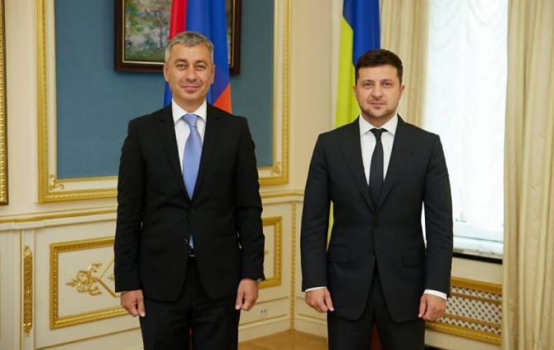 New Armenian ambassador presents credentials to Ukraine’s Zelensky