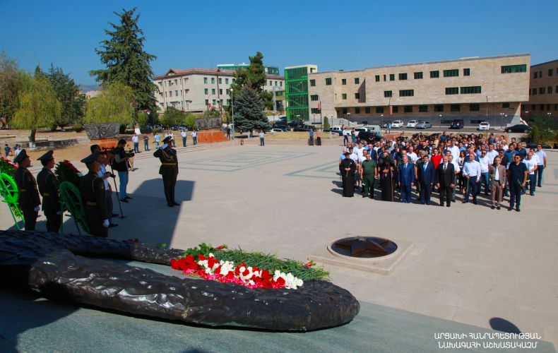President Arayik Harutyunyan visited Stepanakert Memorial Complex on the occasion of Artsakh Republic Day