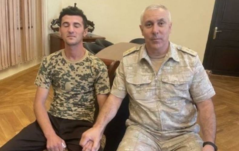  Commander of Russia peacekeepers in Karabakh visits arrested Azerbaijan soldier