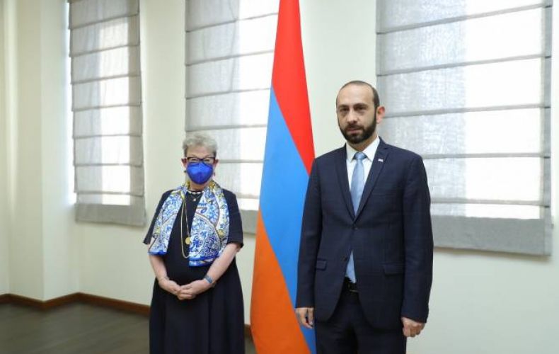 Armenian FM presents Azerbaijani provocative actions to EU Delegation chief