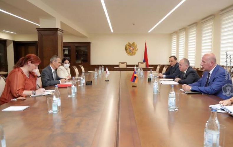 Министр обороны Армении принял главу делегации МККК