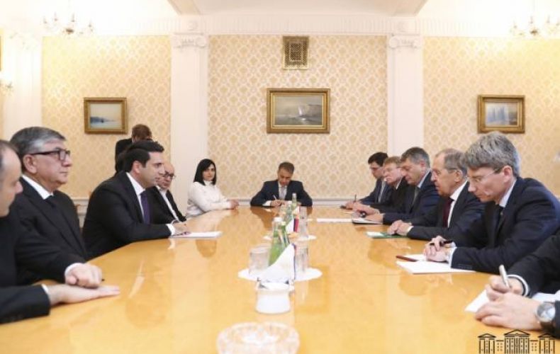 Председатель парламента Армении и глава МИД РФ обсудили ситуацию в регионе
