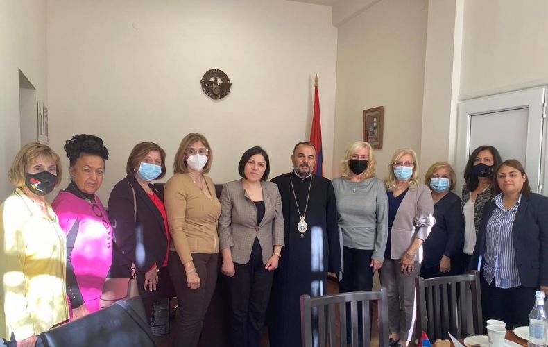 Предводитель Арцахской епархии встретился с сотрудниками регионального офиса 