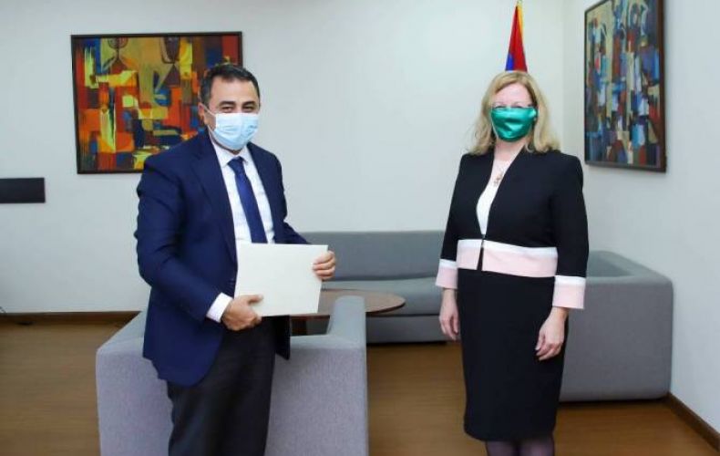 Посол Ирландии вручила заместителю министра иностранных дел Армении копии верительных грамот