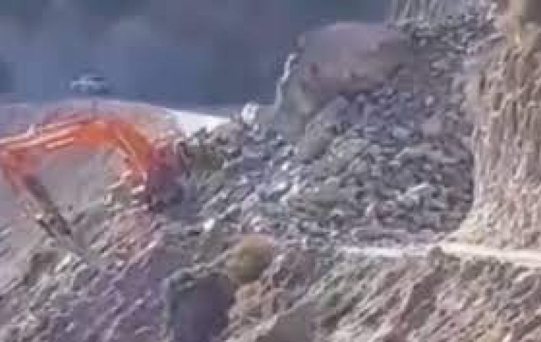 Экскаваторщика из Азербайджана засыпало камнями в Карвачаре