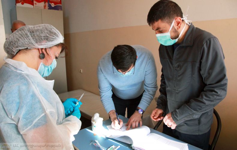 Президент Республики Арцах Араик Арутюнян получил первую дозу вакцины от COVID-19