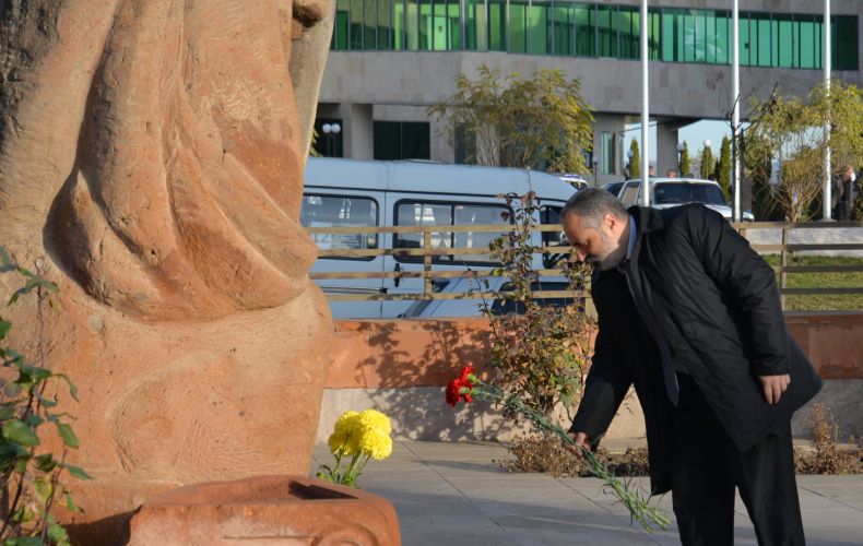 Давид Бабаян возложил  цветы к  памятнику жертвам  разрушительного землетрясения