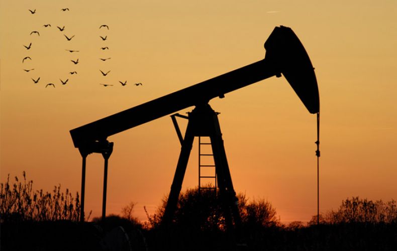 Нефть дешевеет более чем на 2%