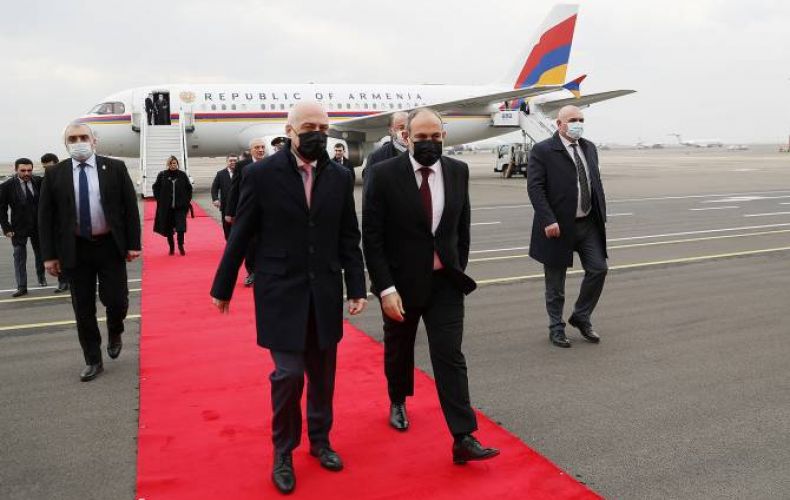 Armenia’s Pashinyan arrives in Georgia on working visit