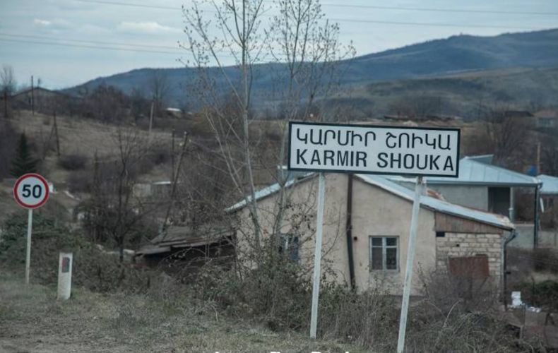 ВС Азербайджана обстреляли автомобиль в селе Кармир Шука: МО Арцаха