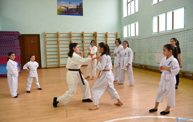 В Степанакерте проводятся групповые тренировки киокушинкай карате среди девушек  (фото)