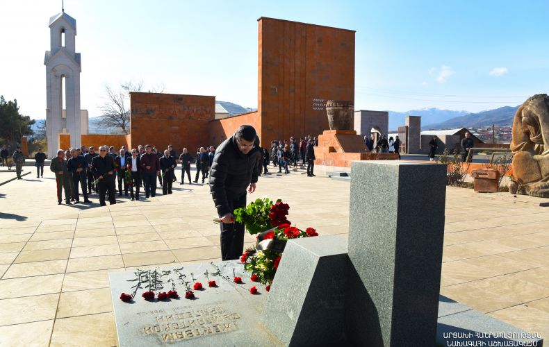 Президент Арутюнян почтил память жертв Сумгаитской резни