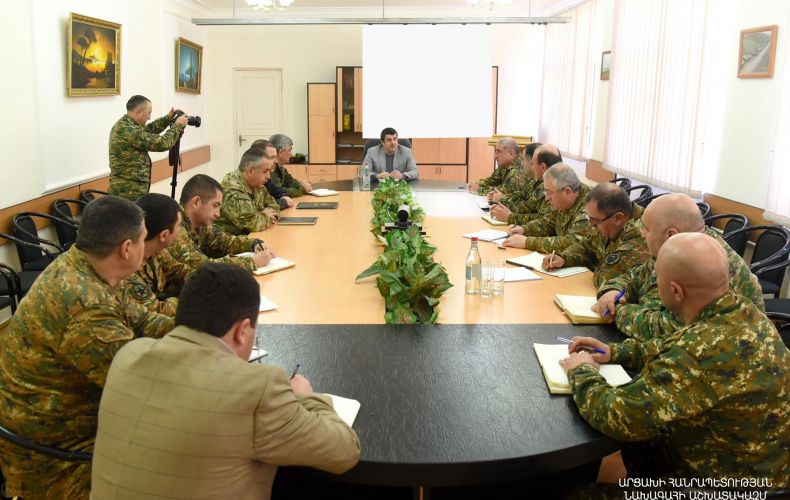 Президент Арутюнян провел рабочее совещание в административном комплексе Министерства обороны