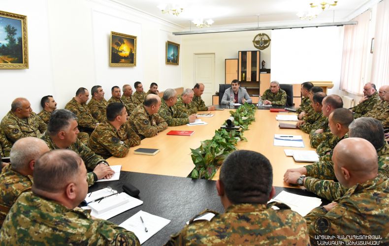 Президент Араик Арутюнян встретился с высшим командным составом Армии обороны Арцаха