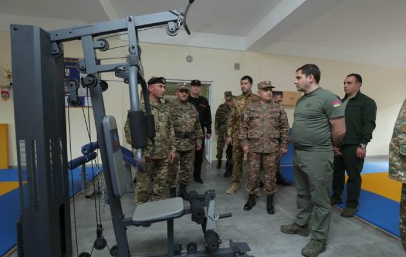 Министр обороны Армении обсудил с командирами и военнослужащими вопросы укрепления боеспособности армии