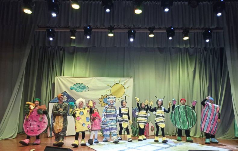 Բեմում Համազգային թատրոնի դերասաններն են. Ստեփանակերտում ցուցադրվել է «Գծավորը» մանկական ներկայացումը