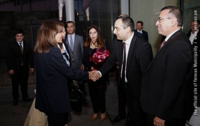 Paris Mayor arrives in Armenia on official visit