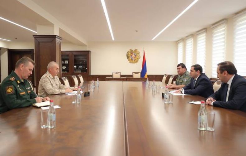 Armenian Defense Minister holds meeting with commander of Russian peacekeeping forces in Artsakh