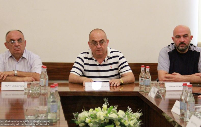 В НС Республики Арцах приняли председателя Демократической партии Армении и экспертов