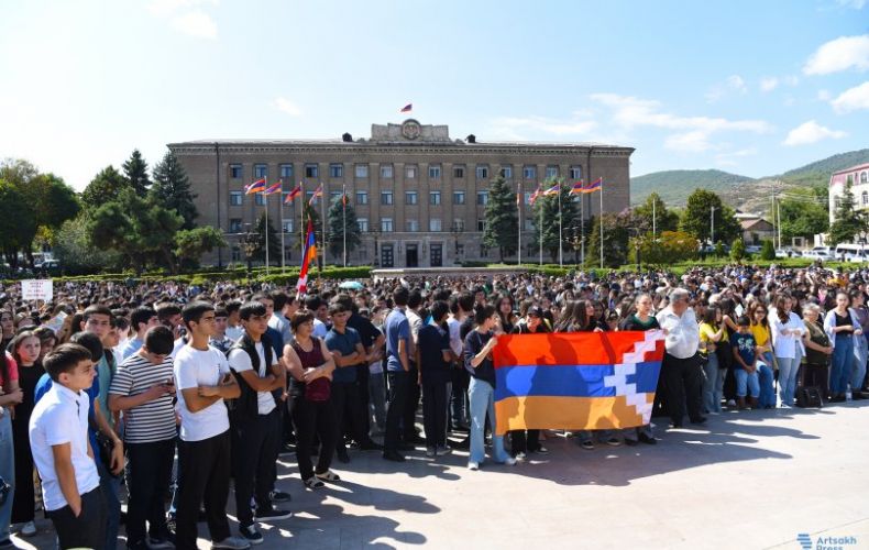 Участники всенародного митинга, проходящего в Степанакерте, выступили с заявлением