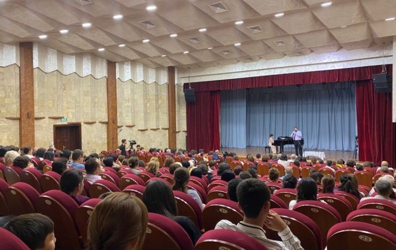 В Степанакерте прошел концерт Закара Кешишяна