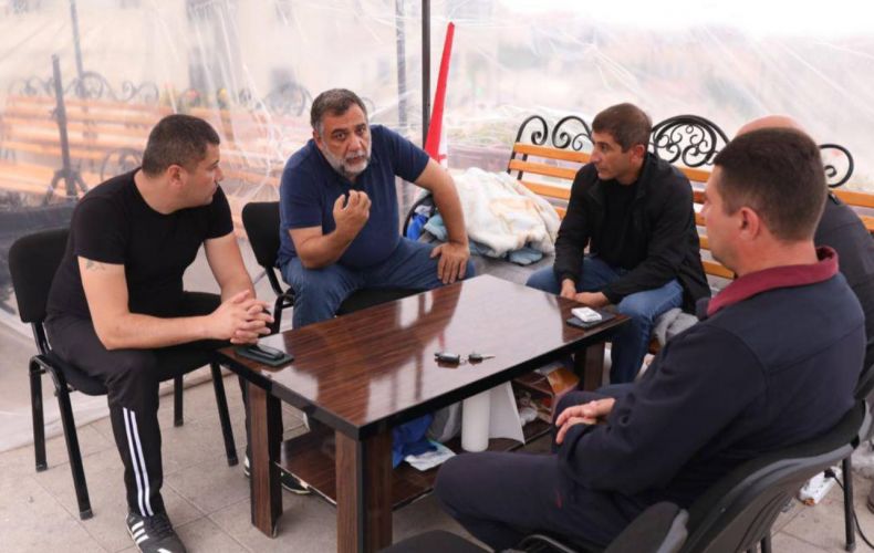 Рубен Варданян встретился с группой граждан, проводящих сидячую забастовку в Степанакерте