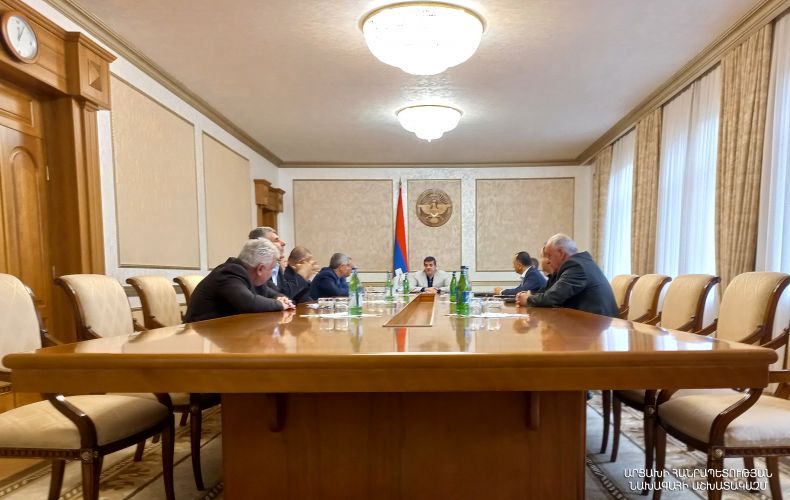 Президент Арутюнян встретился с представителями политических сил, представленных в парламенте Республики Арцах